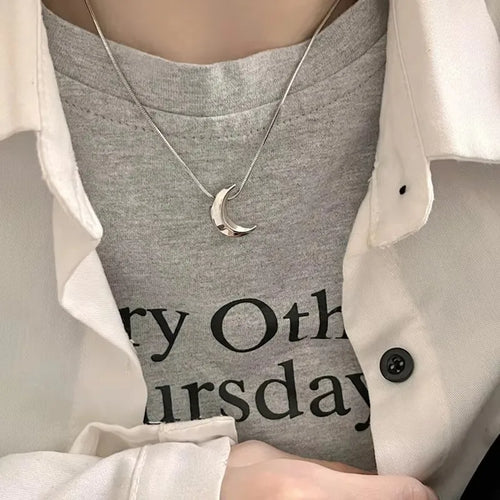 Celestial Glow Star Choker – Minimal Edge, Maximum Magic